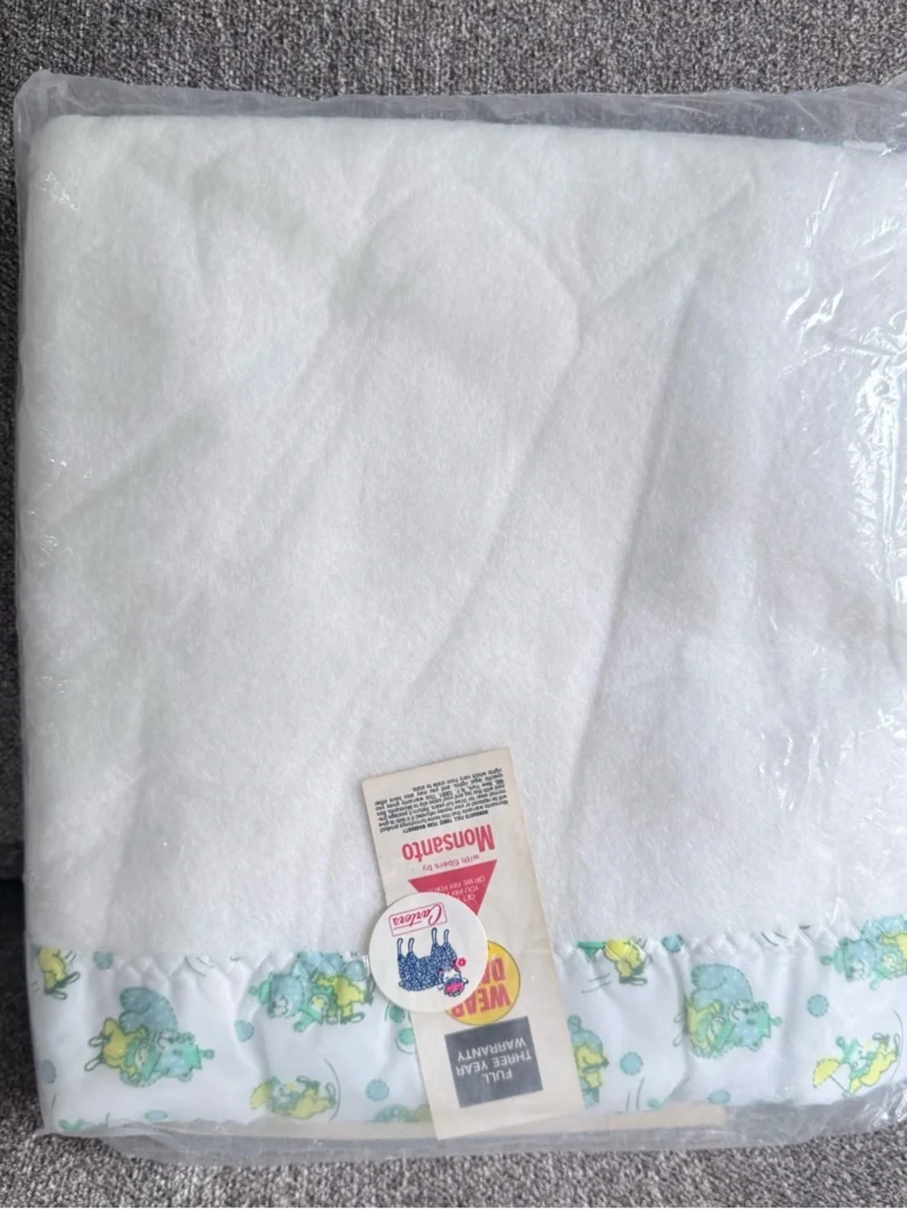 Vintage Carter’s lightweight crib blanket 36” X 50”